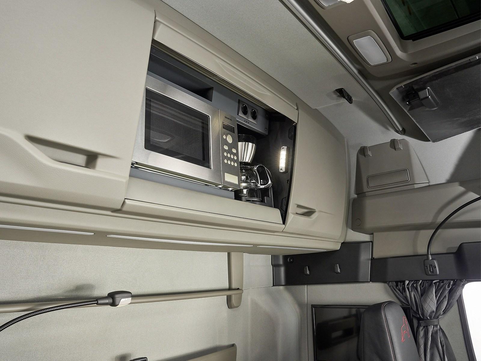 Premium equipment in the spacious cab of the MAN TGX Individual Lion S.