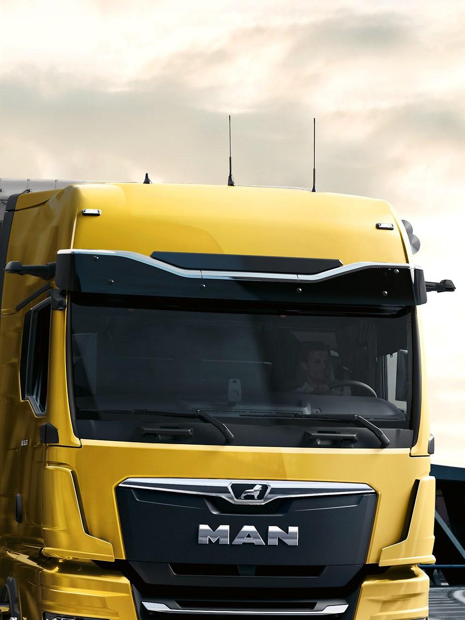 MAN TGS Vario foldable co-driver’s seat / table combo