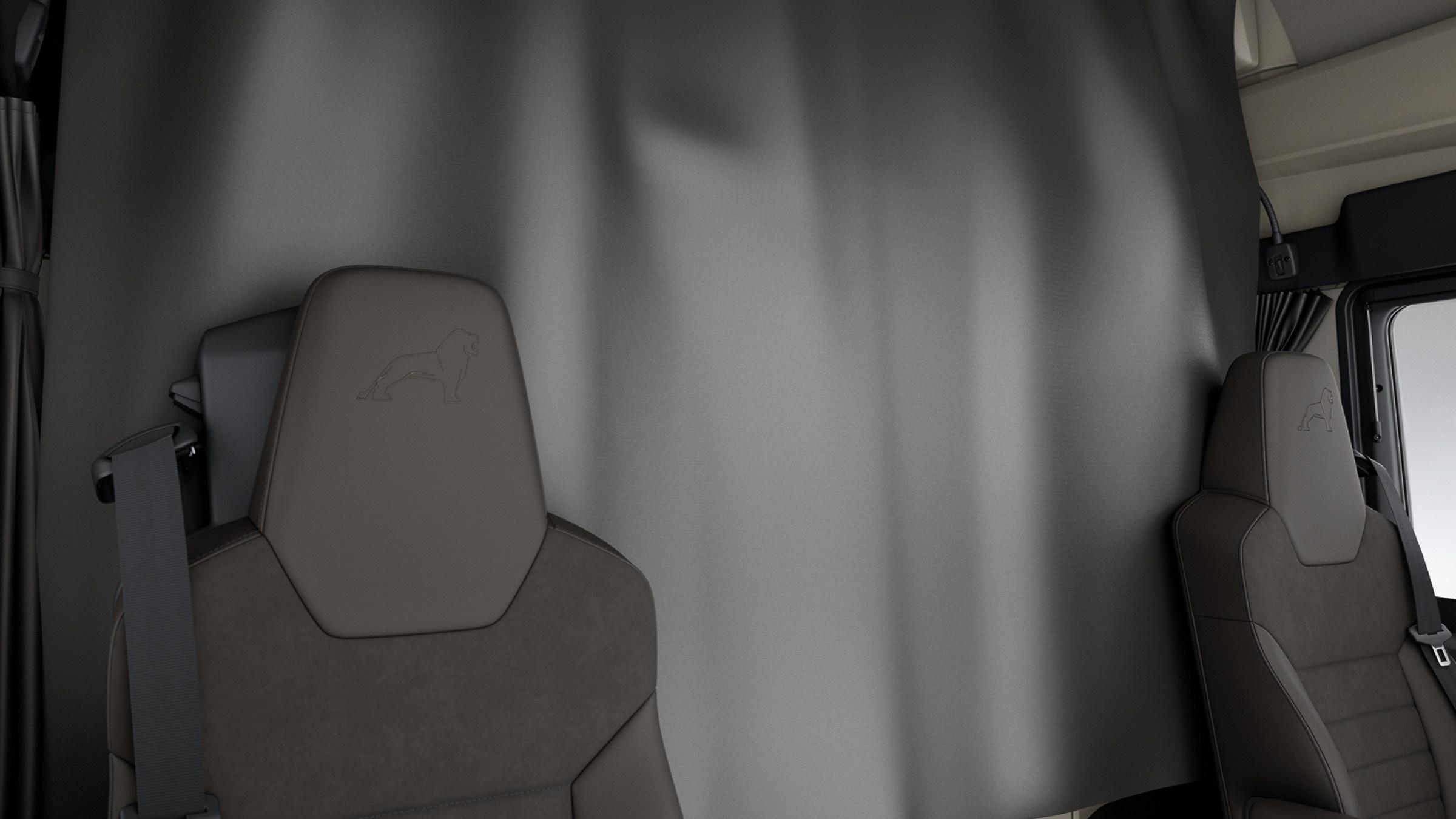 MAN TGS Vario foldable co-driver’s seat / table combo