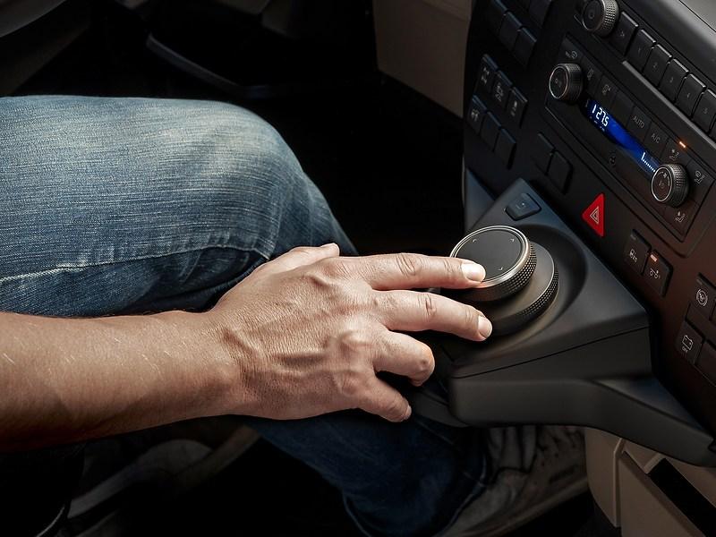 MAN SmartSelect push/turn control knob in the TGS